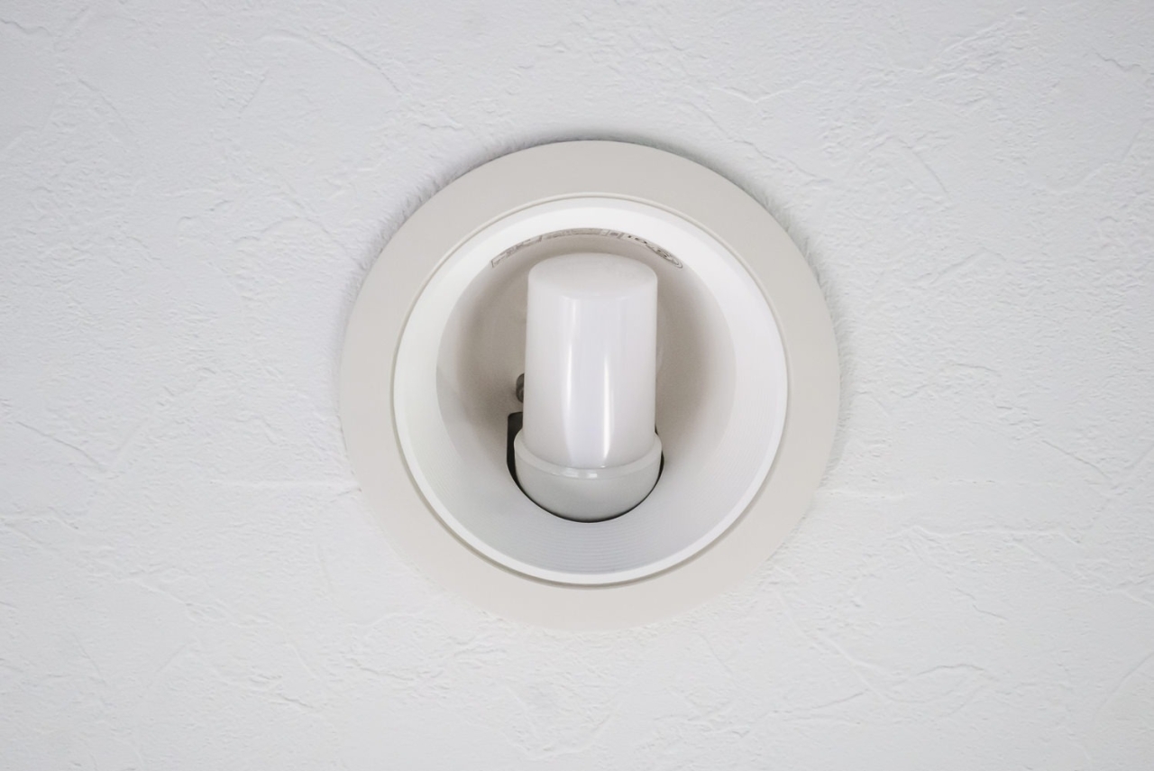 ダウンライトに取り付けた様子。サイズが少し小さめなので取り付けやすい。