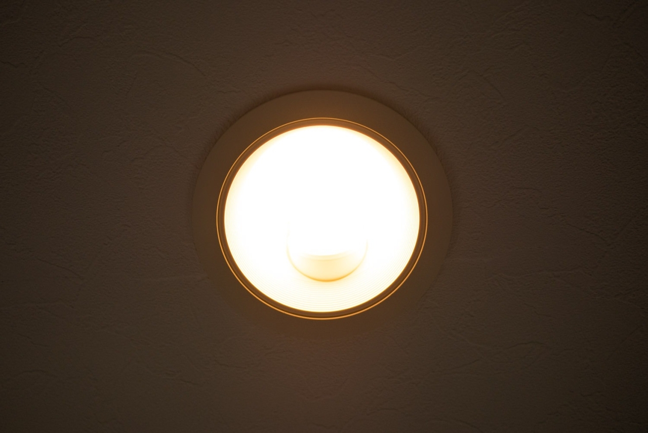 かなり明るいです。スイッチオンですぐに明るく点灯するので快適。